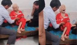 Mẹ Việt Nam anh hùng bật khóc khi đón nhận hài cốt con trai trở về: Cụ ấy đã chờ 51 năm rồi!