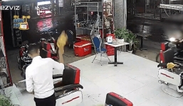 Ngồi trên xe máy 'bất kham', người phụ nữ lao thẳng vào tiệm tóc khiến tất cả hốt hoảng