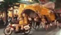 Nhóm thanh niên úp đầu lân khổng lồ vào xe CSGT rồi bỏ chạy gây bức xúc