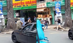 Vung gậy tới tấp vào 'xế hộp' BMW, thanh niên bị nữ tài xế vác ô rượt đuổi