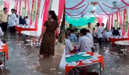 Đám cưới ngập trong biển nước, quan khách bì bõm lội đến ăn cỗ vẫn vui vẻ mời rượu