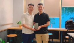 Thầy giáo lặn lội 1600 km đến nơi tặng iPhone 11 Pro Max cho cậu học trò đỗ thủ khoa sau 8 năm tốt nghiệp PTTH