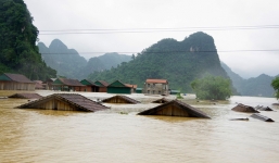 Quảng Bình nước lũ dâng tận nóc nhà, hàng trăm hộ dân bị cô lập