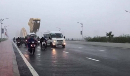 Dòng ô tô chạy chậm, 'dìu' xe máy giữa trời mưa bão trên cầu Rồng khiến nhiều người ấm lòng