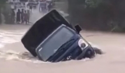  Quảng Nam: Khoảnh khắc xe tải bị nước lũ cuốn trôi khi cố vượt qua đập tràn khiến nhiều người thót tim