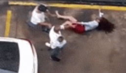 Vợ đòi kiểm tra điện thoại, chồng vừa bế con nhỏ vừa 'đi đường quyền' với bà xã như kẻ thù