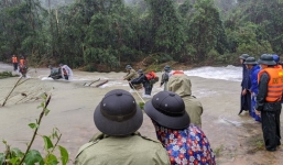 Vụ sạt lở ở thủy điện Rào Trăng 3: Trực thăng, xe bọc thép, bộ đội bám dây vượt khe nước tiếp cận hiện trường