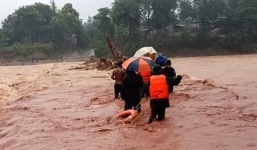Xúc động hình ảnh sản phụ chuyển dạ được hộ tống vượt qua dòng lũ dữ để đến trạm y tế 