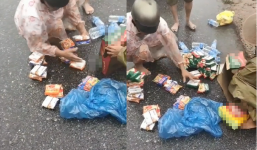 Vừa nhận được thùng mì tôm cứu trợ, người đàn ông lập tức có hành động khiến nhiều người ấm lòng