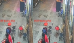 Mải mê lướt điện thoại ở quán trà chanh vỉa hè, cô gái trẻ bị 2 thanh niên giở trò xấu xí