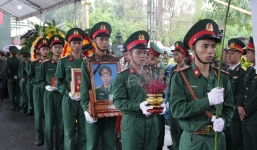 Hàng nghìn người dân khóc thương đón các liệt sỹ hy sinh ở Rào Trăng 3 về với đất mẹ 