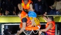 Xe khách bị lũ cuốn ở Quảng Bình: Nghẹt thở xem quá trình giải cứu hành khách giữa dòng nước xiết