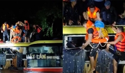 Xe khách bị lũ cuốn trong đêm ở Quảng Bình, 20 người leo lên tầng 2 kêu cứu