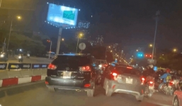 Lexus 'đại chiến' Vinfast Fadil gây náo loạn phố Hà Nội