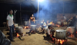 Người dân cả nước trắng đêm nấu hàng ngàn nồi bánh chưng, bánh tét để cứu trợ 'khúc ruột' miền trung