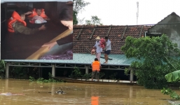 Tiếng khóc xé lòng của bé sơ sinh được các chiến sĩ giải cứu khỏi căn nhà ngập lũ