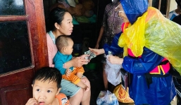 Tiếp bước Thuỷ Tiên, mẹ Hồ Ngọc Hà đích thân lội nước trao lương thực và tiền mặt cho người dân vùng lũ