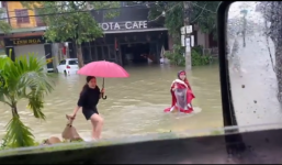 Xe từ thiện chở thai phụ đi cấp cứu của Hòa Minzy bị người dân ném đá vỡ kính