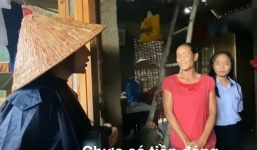 Không chỉ cho 'cá', Thủy Tiên còn cho 'cần câu' giúp những hoàn cảnh khó khăn ở vùng lũ 