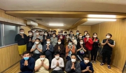 Nhóm người mà sư cô bên Nhật nhờ Thủy Tiên giúp đỡ bị bóc phốt vẫn xài iPhone 11 plus, cố tình ăn bám chùa