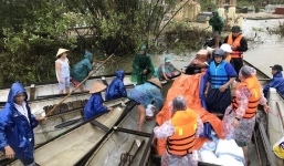 Quảng Bình: Nhiều đoàn cứu trợ tiếp tục cầu cứu vì bị nhà thuyền hét giá