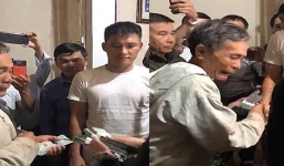 Lão nông bật khóc khi được Thủy Tiên cứu trợ 200 triệu đồng: 'Được kéo lên từ vực thẳm, vợ chồng tôi mừng lắm!'