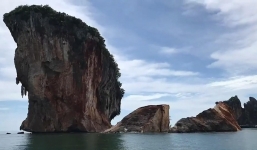 Mưa bão 'chẻ đôi' đảo đá 50.000 tấn rơi xuống biển