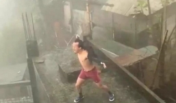 Xuất hiện 'siêu anh hùng' phanh áo, quyết sống mái với siêu bão số 9 để 'giải cứu miền Trung'