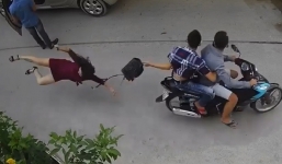 Bắt 2 thiếu niên giật túi xách, kéo người phụ nữ ngã đập mặt xuống đường