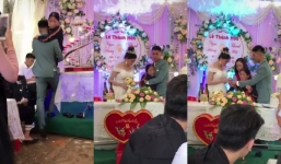 Chú rể bật khóc nức nở khi bế mẹ bị liệt lên trao quà cưới khiến nhiều người xúc động