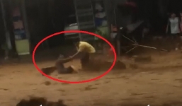 Hành động dũng cảm của người đàn ông khi thấy người dân bị lũ quét cuốn trôi 