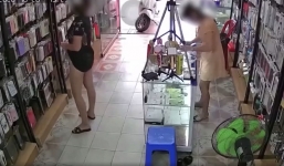Sắm vai khách mua hàng, chị gái vén váy 'giở trò bẩn' trong cửa hàng điện thoại