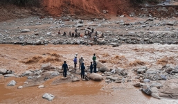 Sạt lở ở Quảng Nam: 33 người được đưa ra quốc lộ bằng võng, 200 công nhân thuỷ điện kêu cứu 