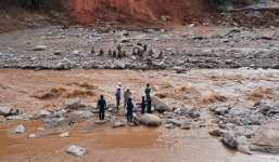 200 công nhân Thuỷ điện Đăk Mi bị mắc kẹt: Dùng ròng rọc đưa được 80 người ra ngoài