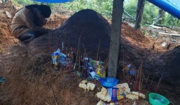 Sạt lở đất ở Quảng Nam: Tang thương những ngôi mộ đắp vội, nữ sinh mồ côi cả cha lẫn mẹ sau 1 đêm