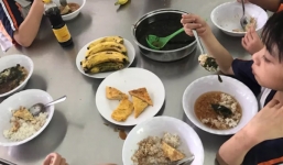 Phụ huynh bật khóc khi chứng kiến bữa ăn bán trú lèo tèo khiến con liên tục kêu đói