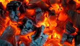 Mẹ đóng cửa đốt than sưởi ấm cho con mới sinh khiến cả nhà nhập viện