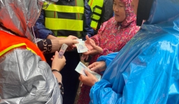 Vụ vợ giấu chồng rút 1,5 tỷ cứu trợ miền Trung: Người vợ có tấm lòng vàng lên tiếng