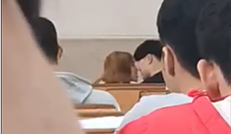 Mặc bạn bè cười cợt, cặp đôi vẫn thản nhiên diễn cảnh tế nhị trong lớp học gây bức xúc