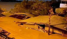 Thuỷ điện xả lũ sau bão số 12 khiến hàng ngàn nhà dân bị ngập tận nóc nhà