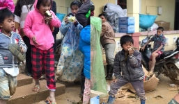 Nghẹn lòng hình ảnh trẻ em vùng lũ lem luốc bùn đất, ngấu nghiến nhai từng chiếc bánh cứu trợ 