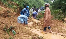 Quay cảnh người dân dọn đường, Youtuber vô tình cứu sống hàng chục người trong vụ sạt lở đất