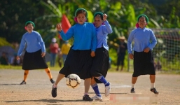 Bộ ảnh các chị, các mế mặc váy đá bóng gây sốt vì quá nhiệt huyết và chịu chơi