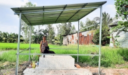 Chú chó trung thành canh mộ cậu chủ suốt 3 năm đã có chỗ che nắng, tránh mưa