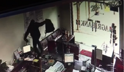 Đối tượng bịt mặt, cầm vật giống 'lựu đạn' xông vào 'đại náo' phòng giao dịch ngân hàng 