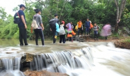 Lũ dâng cao ở Khánh Hoà khiến 36 du khách bị mắc kẹt trên núi Tà Giang