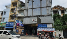 Bé trai 1 tuổi được gia đình cho đi nhiều quán ăn, karaoke... tiếp xúc nhiều người