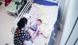 Bé trai mắc Covid-19 từ nụ hôn của giáo viên tiếng Anh có nồng độ virus rất cao