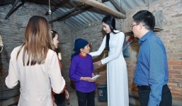 Hoa Hậu Đỗ Thị Hà đi làm từ thiện ở quê nhà bị Trang Trần chỉ ra lỗi chưa phù hợp