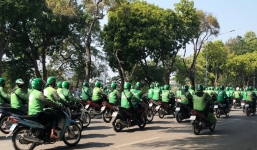 Hàng trăm tài xế mặc áo Grab diễu hành qua hồ Gươm bị công an giải tán